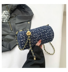 Détail du sac baril en tweed bleu foncé avec paillettes et chaîne dorée
