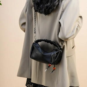 Sac à main plissé noir chic en forme de nuage avec cordon en perles d'ambre