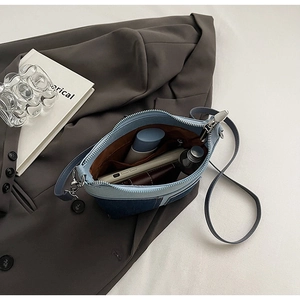 Nahaufnahme des geräumigen Innenraums mit Reißverschlusstasche der blauen Denim-Tasche