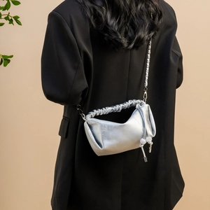Sac nuage plissé argenté avec cordon perle et bandoulière chaîne sur modèle