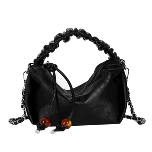 Sac à main plissé noir chic avec cordon, perles ambre et bandoulière chaîne argentée