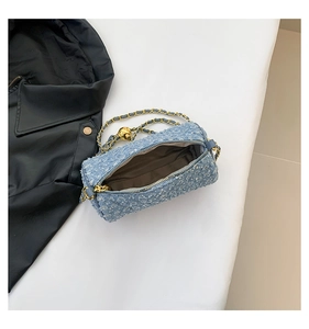 Détail du sac cylindre en tweed bleu clair avec paillettes et bandoulière chaîne dorée
