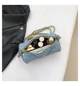 Vue de dessus montrant l'intérieur spacieux du sac cylindrique en tweed à paillettes
