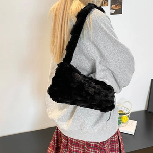 Sac fourre-tout noir en fausse fourrure pour femme avec motif à carreaux en peluche