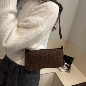 Schicke braune Schultertasche mit Leopardenmuster aus weichem Samt für den Winter-Trend