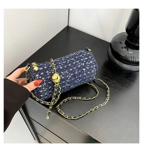 Détail de ce sac cylindrique en tweed bleu avec paillettes et bandoulière dorée
