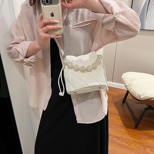 Sac seau matelassé blanc avec poignée en perles de marbre et bandoulière chaîne