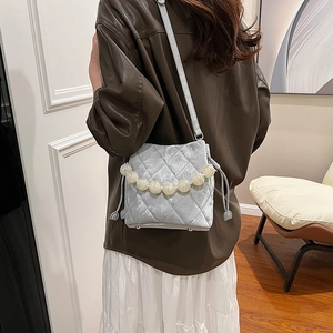 Sac seau matelassé bleu clair avec poignée en perles et bandoulière en métal pour femme
