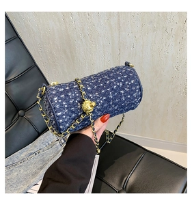 Détail du sac cylindre en tweed bleu avec paillettes et chaîne dorée à bille métal