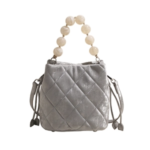 Sac seau matelassé gris argenté avec anse en perles et breloques coeur femme