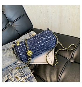 Vue détaillée du sac cylindre en denim matelassé avec chaîne dorée et sequins brillants
