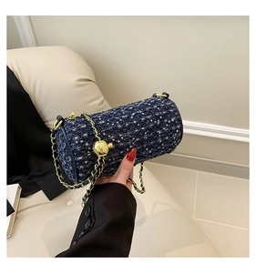 Détail du sac cylindre en tweed bleu marine avec sequins, chaîne dorée et fermoir boule