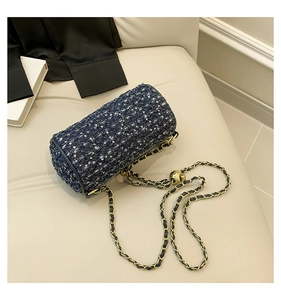 Détail du sac cylindre en tweed bleu foncé à paillettes avec chaîne dorée et boucle