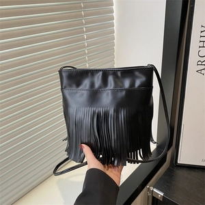 Schwarze Retro-Eimertasche aus Leder mit langen Fransen und Schultergurt für die Freizeit