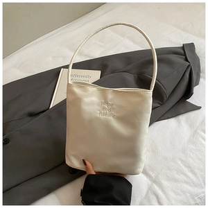 Detalle del bolso tote minimalista blanco con bordado Hope and future y diseño elegante