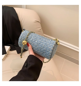 Détail du sac baril en tweed bleu clair avec paillettes argentées et chaîne dorée