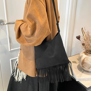 Sac bandoulière bohème noir avec de longues franges et une bandoulière réglable
