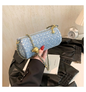 Détail du sac baril en denim bleu clair avec sequins blancs et broderies fines