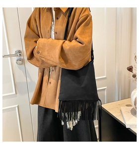 Vue détaillée du sac à bandoulière noir à franges avec de longues pampilles de style rétro