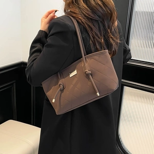 Grand sac cabas matelassé marron minimaliste pour femme avec bandoulières à nœuds