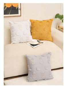 Détails de broderie de lune et de lanterne de style oriental sur des housses de coussin douces