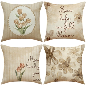 Detailansicht von Leinen-Kissenbezügen mit Vintage-Blumenmuster und Typografie