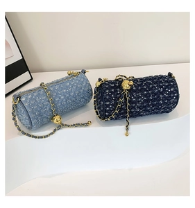 Détails des sacs cylindriques en denim à paillettes avec chaînes dorées et boucles de réglage