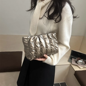 Pochette trapuntata color oro champagne con effetto metallico e design arricciato