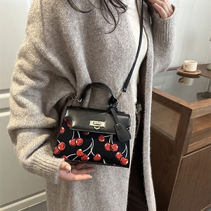 Borsa tote nera di tendenza con stampa ciliegie e chiusura in metallo per donna