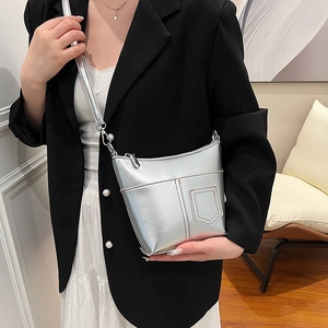 Silberne Metallic-Umhängetasche mit Ziernähten aus hochwertigem Kunstleder für Damen