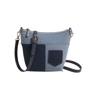 Retro-Patchwork-Umhängetasche aus Denim mit verstellbarem Riemen und Tasche in Blau