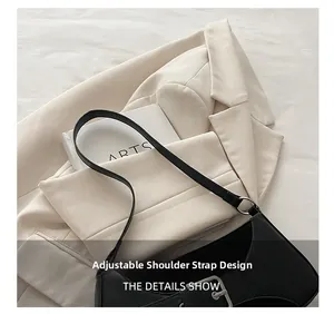 Detalle de correa ajustable y hebilla en bolso de hombro de cuero negro para mujer