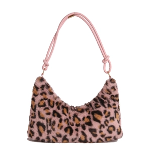 Borsa sottobraccio in ecopelliccia leopardata rosa con tracolla annodata su sfondo bianco