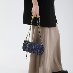 Sac cylindre en tweed matelassé bleu marine avec paillettes et chaîne dorée