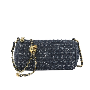 Sac cylindre en denim matelassé avec chaîne dorée et boucle sphérique réglable