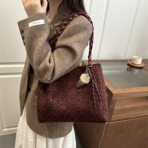 Sac cabas léopard rétro avec bandoulière tressée et charmant pendentif en forme de glace