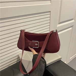 Bolso de hombro moderno rojo oscuro con hebilla plateada en cuero brillante para mujer