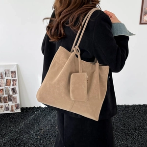 Vintage hellbraune Tragetasche mit Wildledertextur und passender kleiner Zubehörtasche