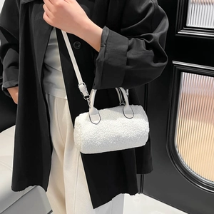 Sac bandoulière cylindre en peluche blanche avec texture douce et détails argentés