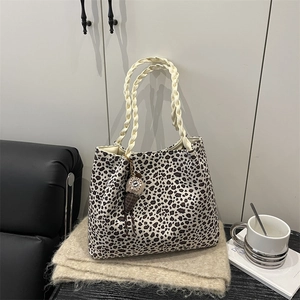 Grand Sac à Main Imprimé Léopard pour Femmes Sac à Épaule Vintage Avec Anse Tressée et Pendentif Crème Glacée en Peluche Sac Quotidien