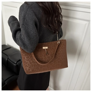Borsa tote leopardata in finta pelle scamosciata con ciondolo a cervo e ampio spazio