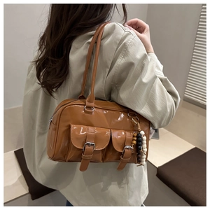 Borsa Boston marrone in ecopelle con doppie tasche a patta e ciondolo di perline