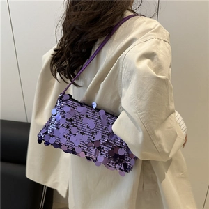 Sac à bandoulière violet pailleté pour femme avec fine lanière au style hivernal chic