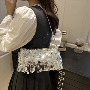 Sac bandoulière chic à paillettes argentées pour femmes avec surface scintillante
