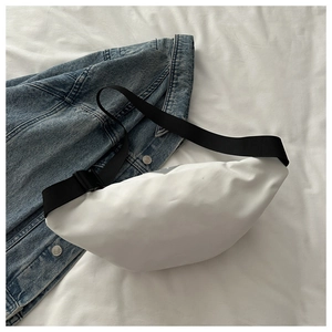 Sac de poitrine blanc minimaliste avec sangle réglable sur denim et literie blanche