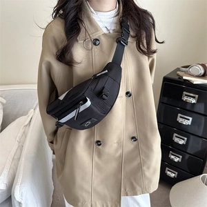 Sac de poitrine noir en nylon style japonais avec bandes réfléchissantes et poches