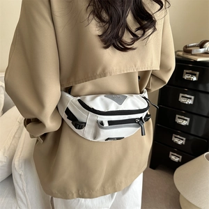 Sac poitrine blanc minimaliste avec sangles noires réglables et grande capacité