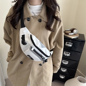 Sac bandoulière en nylon blanc avec sangle réglable et bande réfléchissante sur manteau