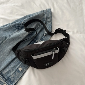 Détail du sac de poitrine en nylon noir avec bande réfléchissante et boucle réglable