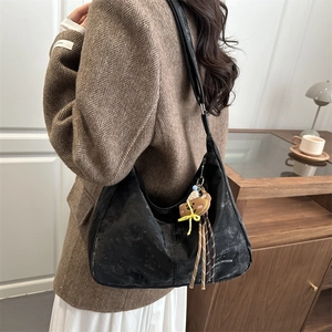 Grand sac fourre-tout noir rétro avec breloque ours et détails tissés épaule